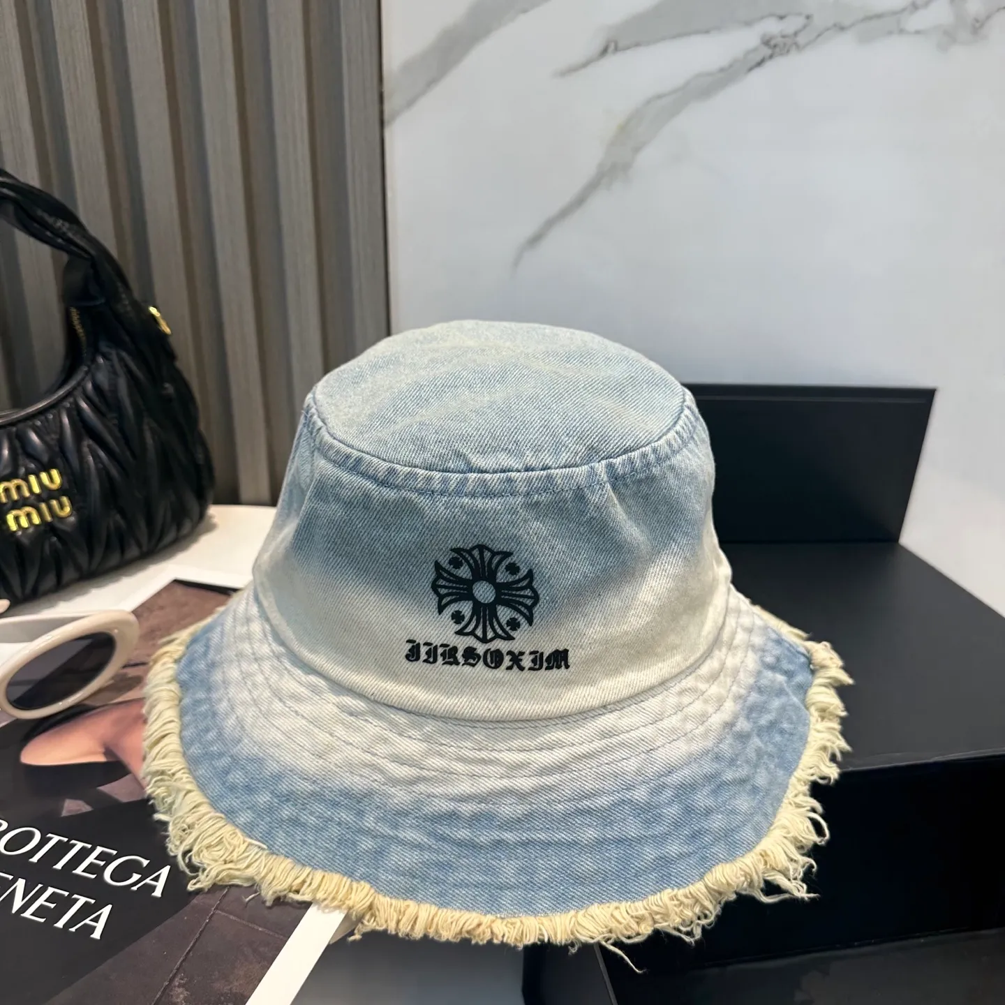 P70 Croixin's new soft denim fisherman hat with loose beard. Summer is here. In the hot weather, a good-looking hat has become an indispensable fashion item. This denim bucket hat not only has a fashionable appearance, but also provides effective sun protection, making you the most fashionable girl in the streets!